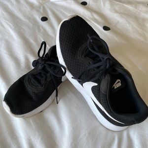 Nike Women’s Tanjun black and white sneakers sz 7